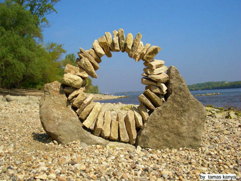 Kőtornyok a Duna-parton