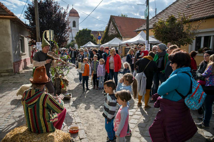 Szigetmonostor PirosLábos fesztivál, élmény a Dunakanyarban